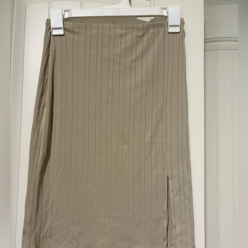 Matching obé beige skirt